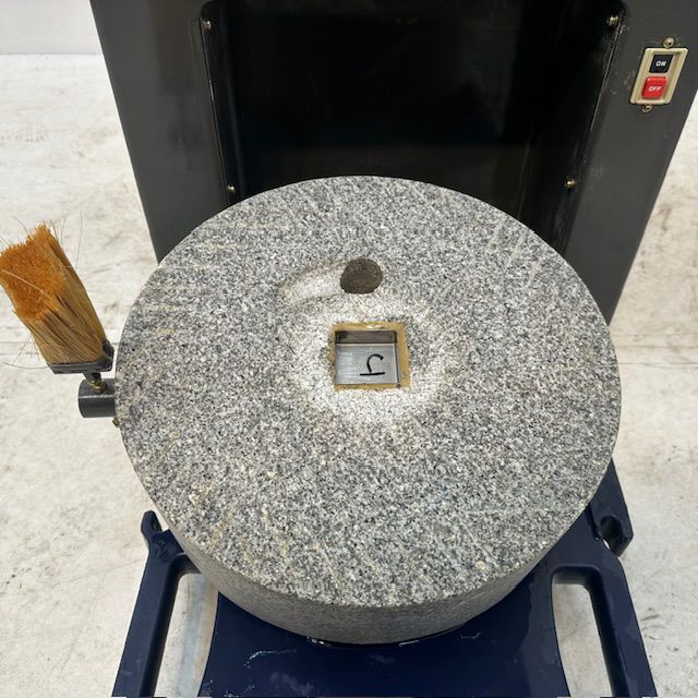 ミツカ関東 電動石臼製粉機 K-36TS | 無限堂厨房ネットショップ